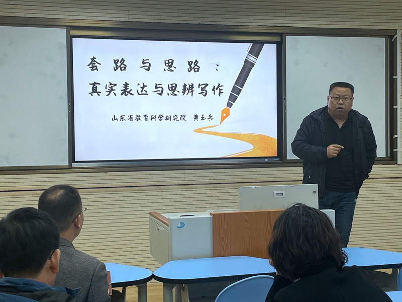 梁老師分享照.jpg