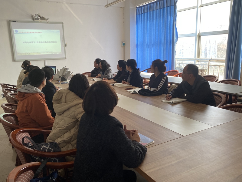 數(shù)學(xué)組老師研討照片.JPG