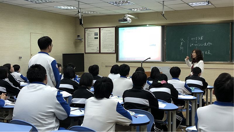 王利燕老師講課照.jpg