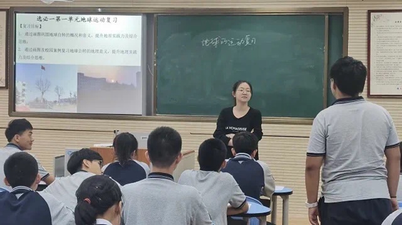 王維璐老師講課照.jpg