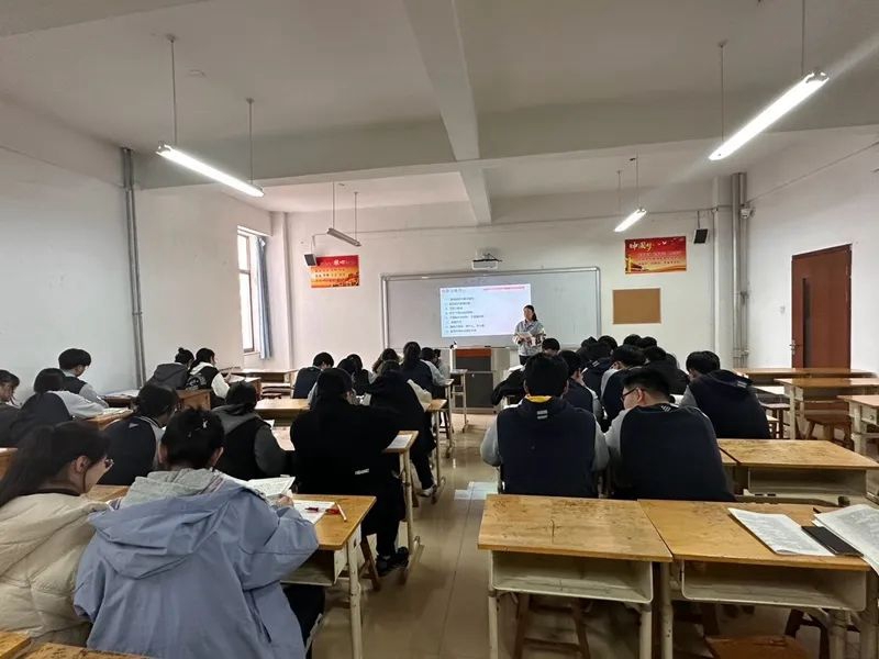 梁立娜講課照.jpg
