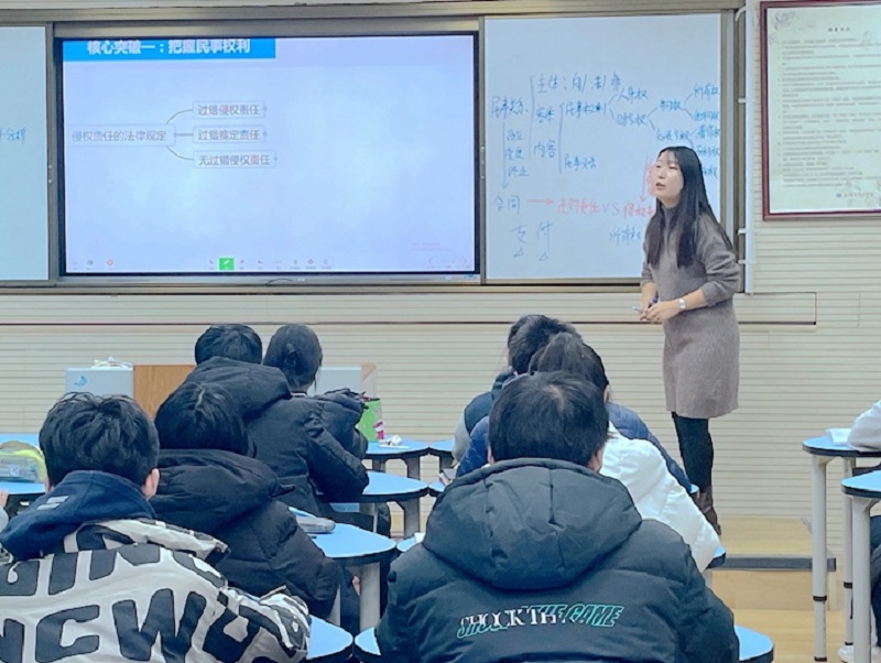 董婕老師講課照.jpg