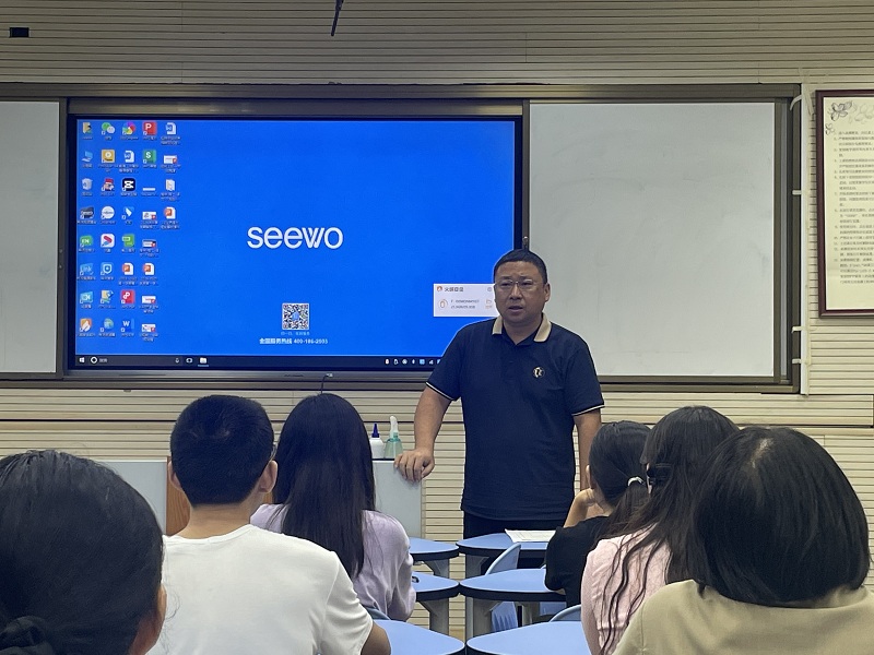 劉強(qiáng)副校長.jpg
